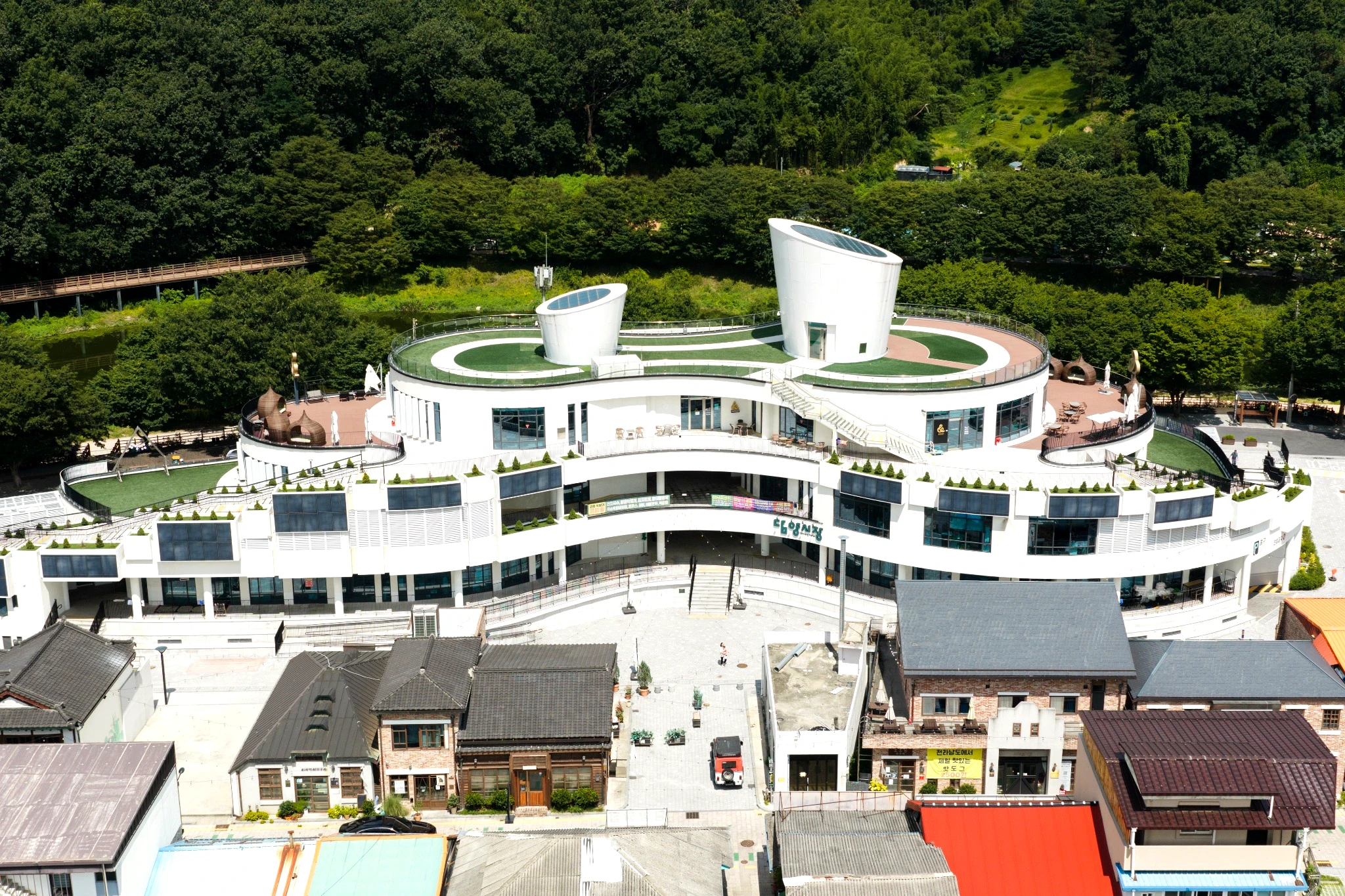 숲과 담양읍 사이에 자리한 담양시장 항공 전경